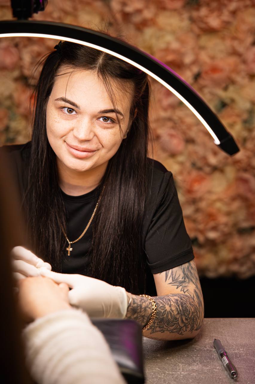 Mariia, negletekniker i MS Neglestudio i Førde