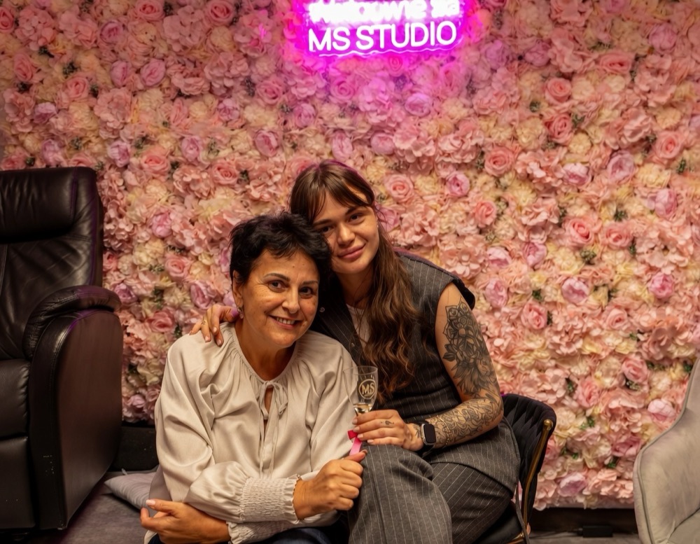 Mariia og Danuta i MS Neglestudio i Førde